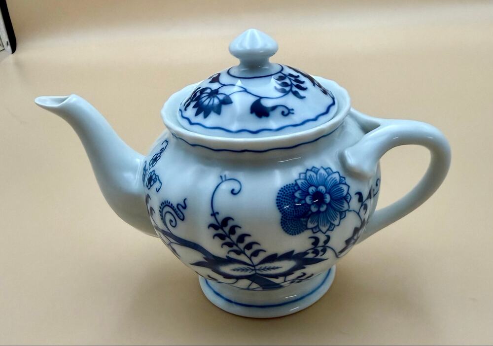 Vintage Blue Danube Japan Blue Onion Small Teapot with Lid – 1.5 Cup